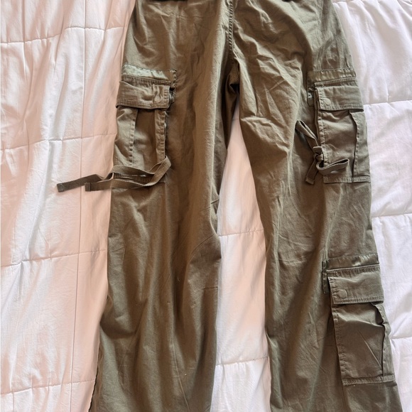 Abercrombie low rise cargo pants with silky detailing- size 28 - Picture 4 of 6